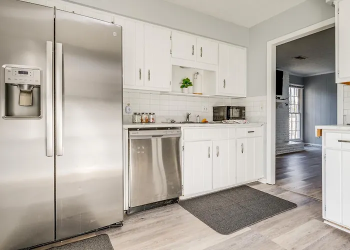 5 Mi To Fort Moore: Quiet Columbus Home W/ Yard