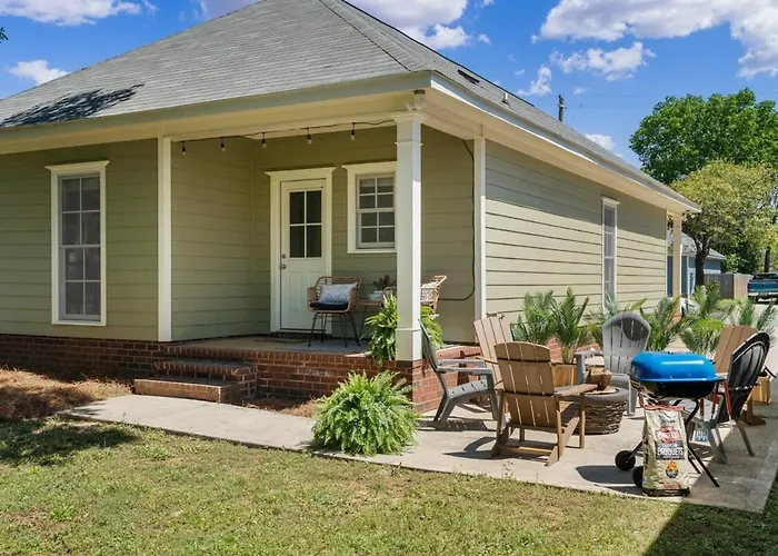 Single Story Fire Pit Updated Close To Downtown