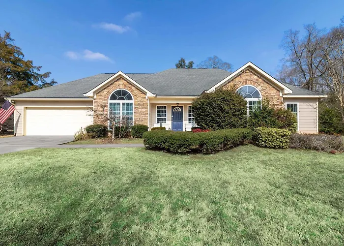 Creekside Stay Near Fort Benning Sleeps 12